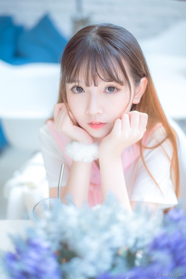 柳眉轻轻一挑，眸光中闪过一抹厌恶，然后在不少人惊愕的目光中，就在那虎卫便要将她抱住的瞬间，那纤细的身体就在那即将合拢的怀抱中一收一放。